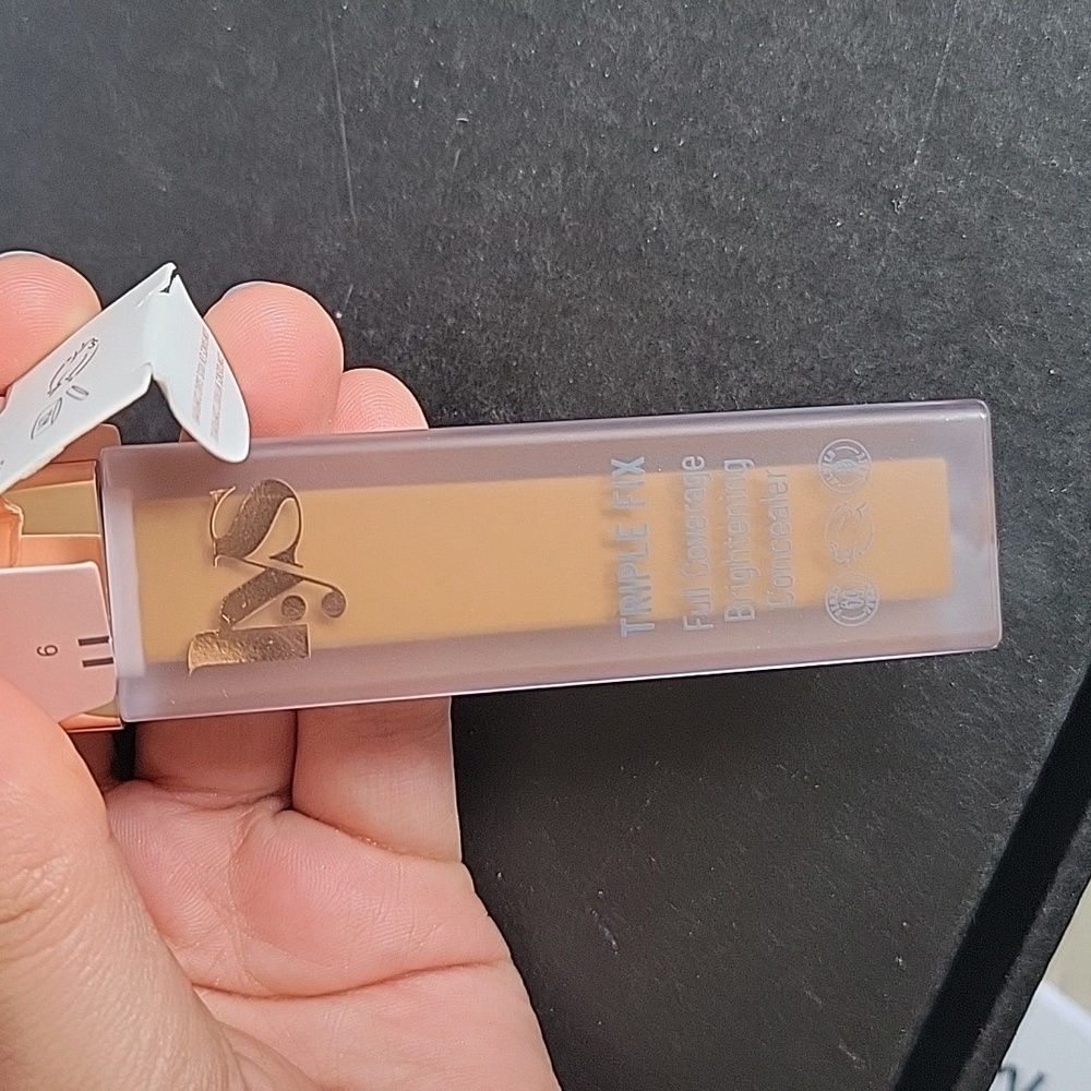 NWB Lys full coverage concealer - Picture 3 of 3